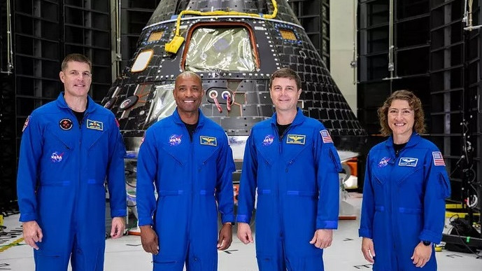 Американските астронавти видяха капсулите, с които ще летят около Луната през 2024 г.