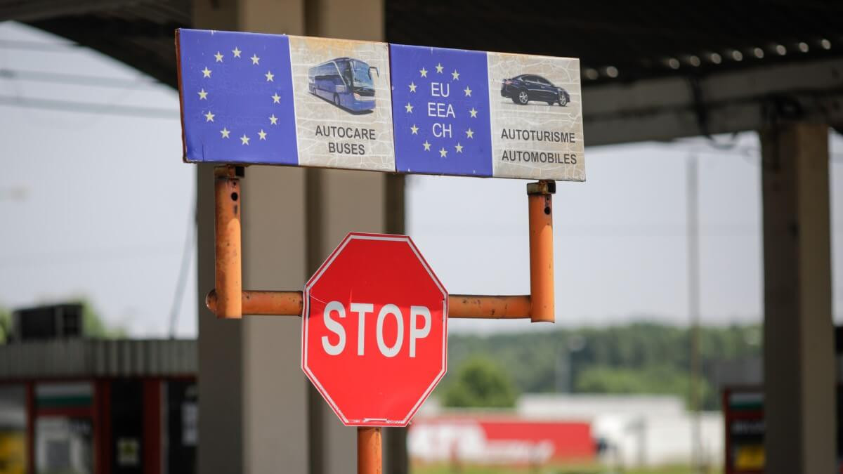 Руснаци нямат право да влизат в страни от ЕС с личните си коли, лаптопи и смартфони