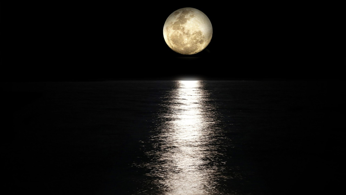 Луната бавно се отдалечава от Земята и това започва да ни влияе