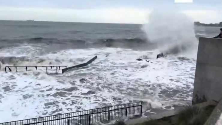 Бурята "Бабет" удари Ирландия и се насочва към Шотландия
