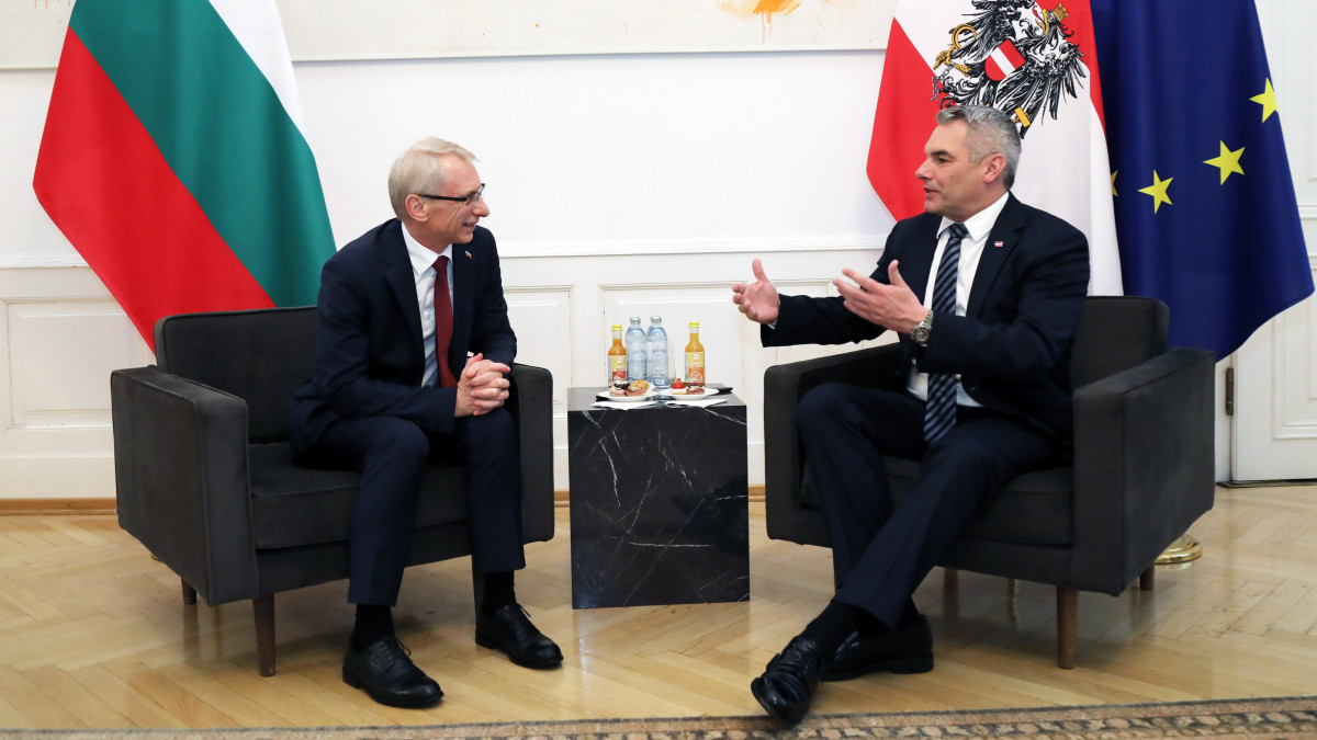 Денков във Виена: България и Румъния в Шенген ще помогнат на ЕС да овладее миграцията