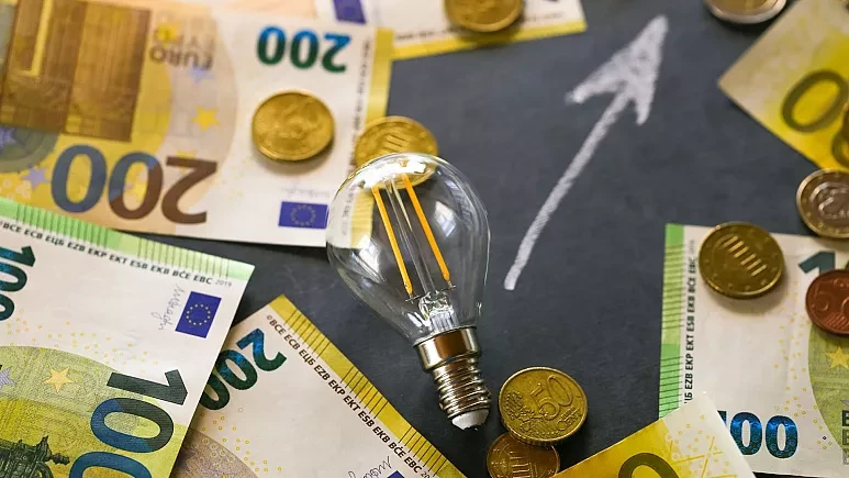 Кой плаща най-солено за ток и газ в Европа