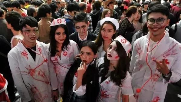 Китайците превърнаха маскарада за Хелоуин в протест