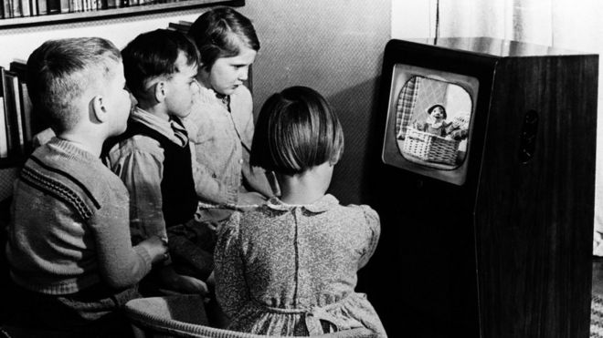 Защо английските семейства все още гледат черно-бели телевизори