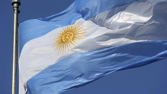 Аржентина може да стане първата от 14 години държава, преминала към щатския долар
