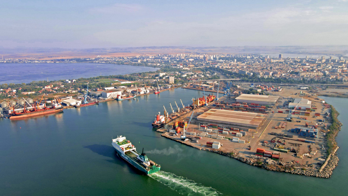Пристанищен терминал Бургас-запад ще стане по-дълбок