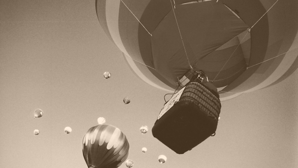 На 21 ноември 1783 г. е извършен първият в историята полет на човек с балон