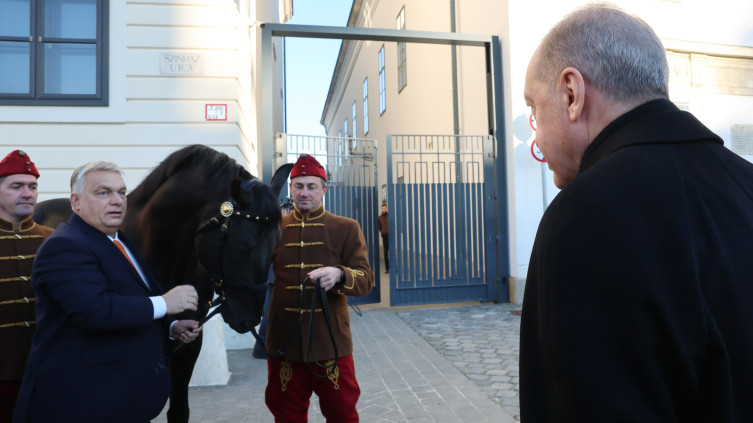 Ердоган подари на Орбан електрическа кола