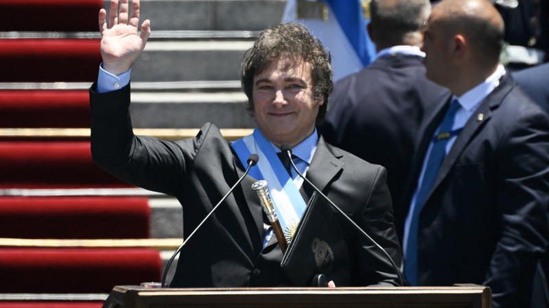 Предновогодишно: новият аржентински президент ще уволни хиляди държавни служители