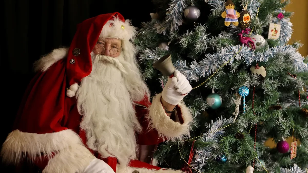 Британски Дядо Коледа облича червения костюм вече 61 години