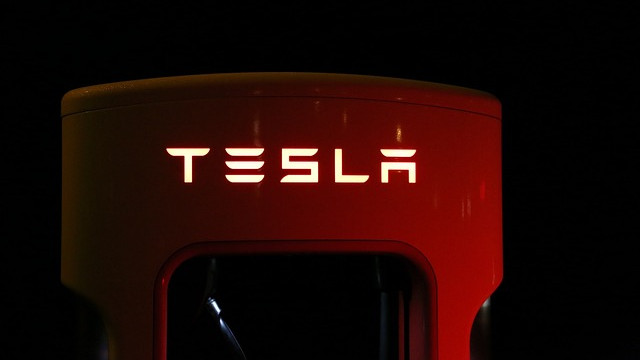 Tesla навлезе в  труден период