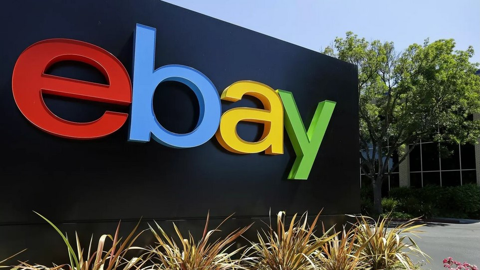 В отговор на критиките на семейна двойка eBay им изпрати заплашителна пратка с кръв