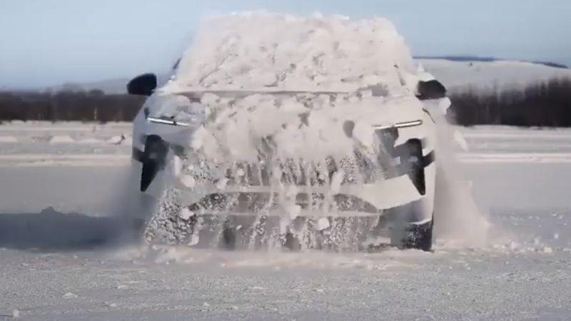 NIO показа как електрическата кола ET9 се отърсва от снега (видео)