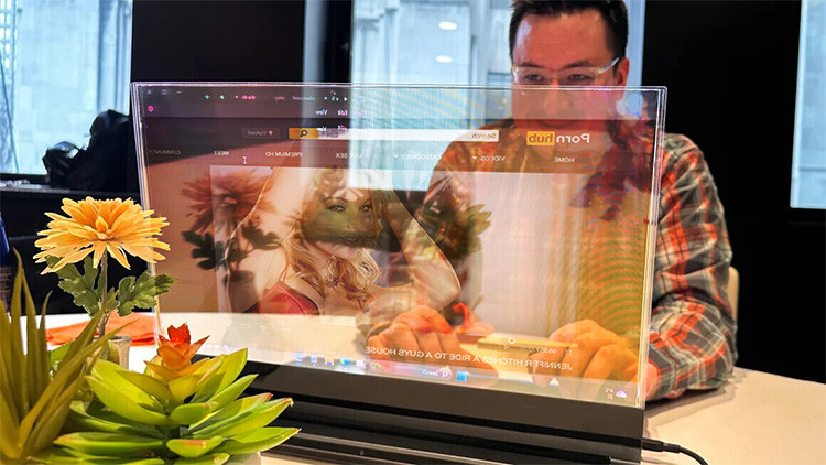 Lenovo показа лаптоп с прозрачен екран