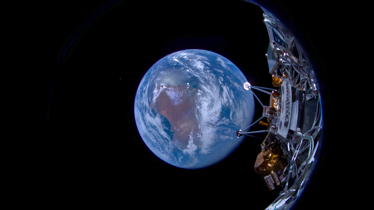 Луноходът на Intuitive Machines направи снимки на Земята преди да кацне на спътника