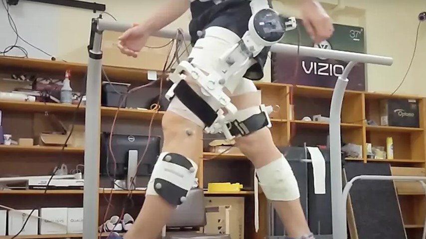 Роботизиран екзоскелет ще възстановява ходенето на пациенти след инсулт