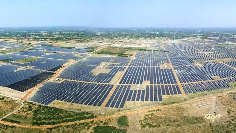В Индия ще се появи слънчево-вятърна електроцентрала с размерите на Чикаго
