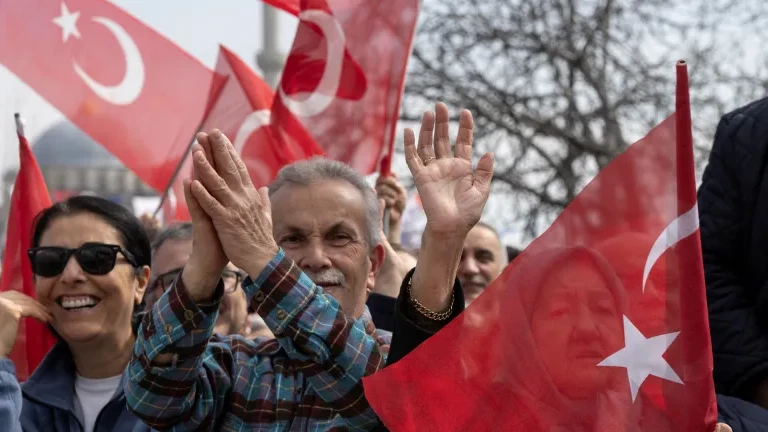Турската опозиция печели местните избори с голяма преднина