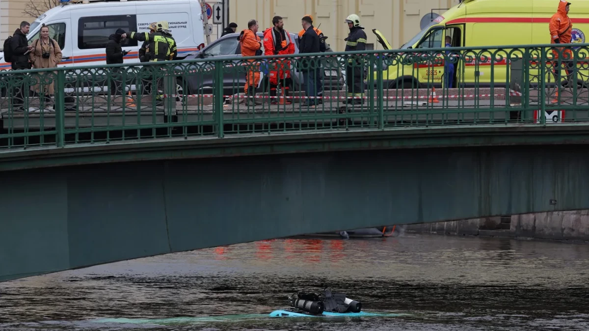 В Санкт Петербург автобус падна в река Мойка