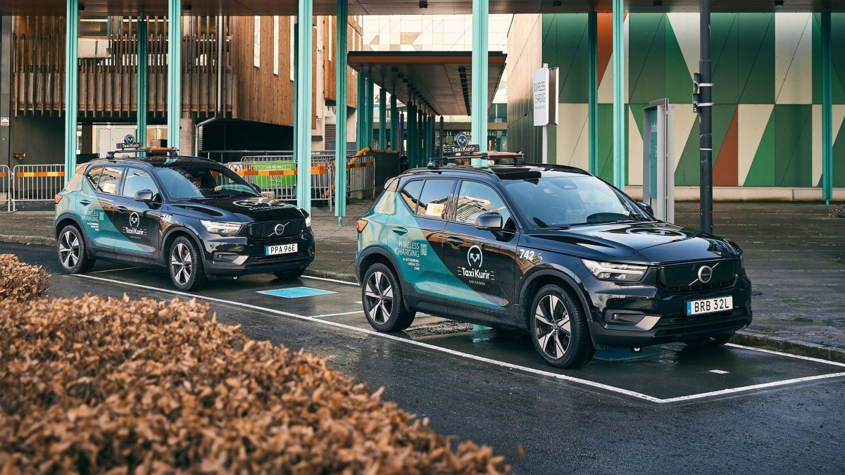 Сбогом на кабелите: Volvo въвежда безжични зарядни станции за електрически таксита