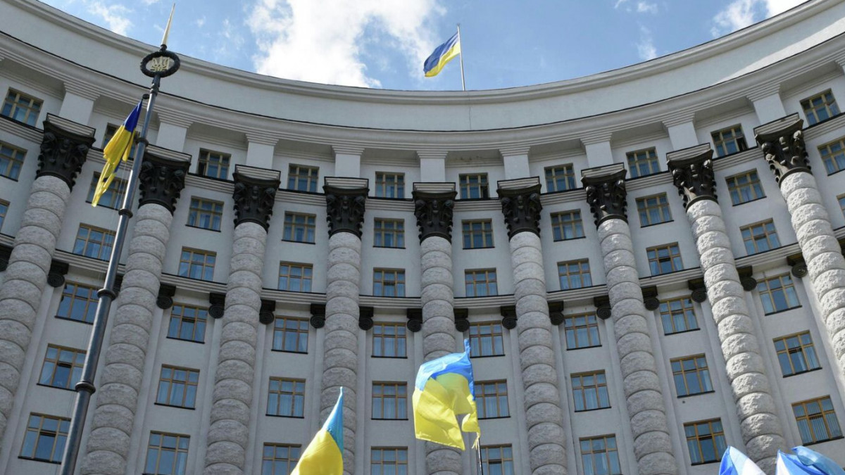 Украинските власти смятат да изразходват половината от бюджета за покупка на оръжие