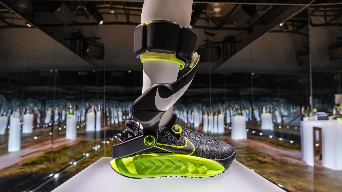 Nike представи маратонки с мотор, които позволяват на хората да се движат по-бързо