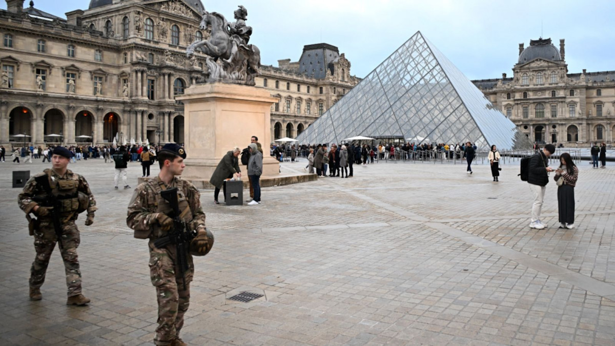Арестуваха още петима за обира в Лувъра