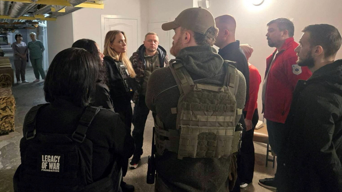 Пътуването на актрисата Анджелина Джоли до Украйна завърши със скандал