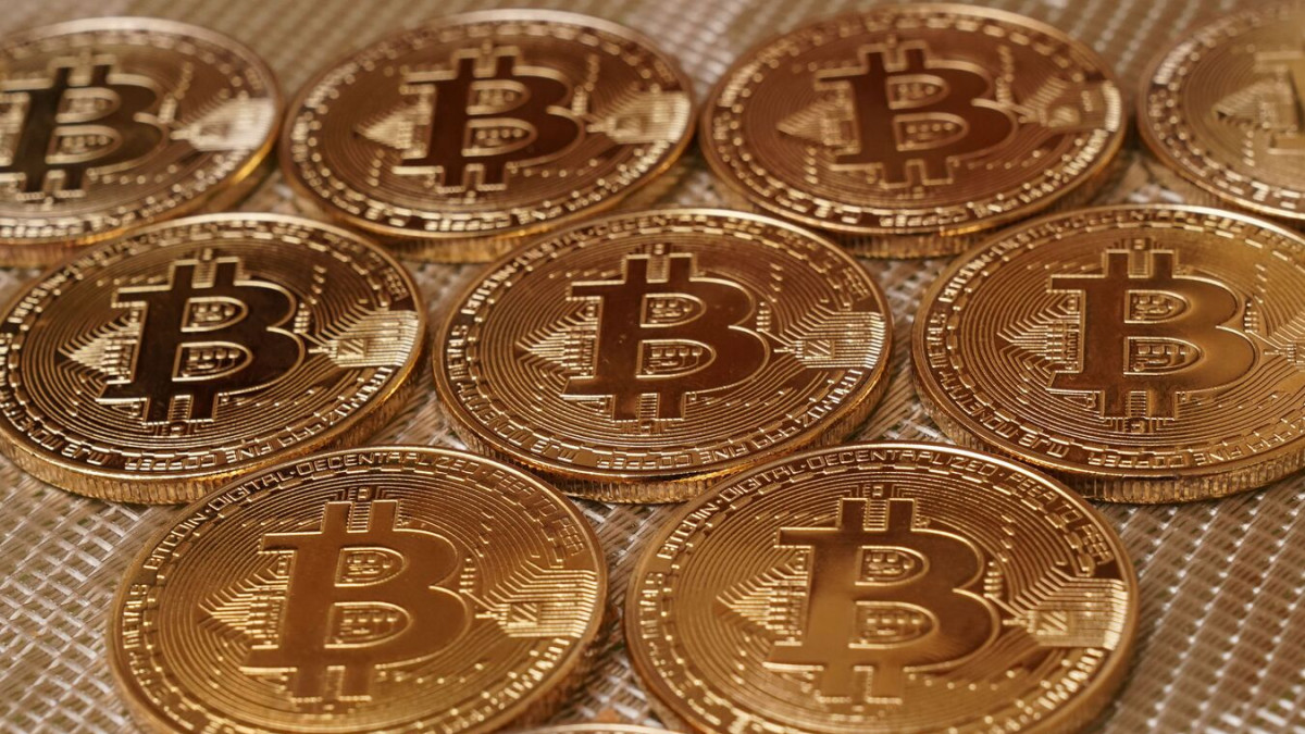 Биткойнът поевтинява с 6,1%