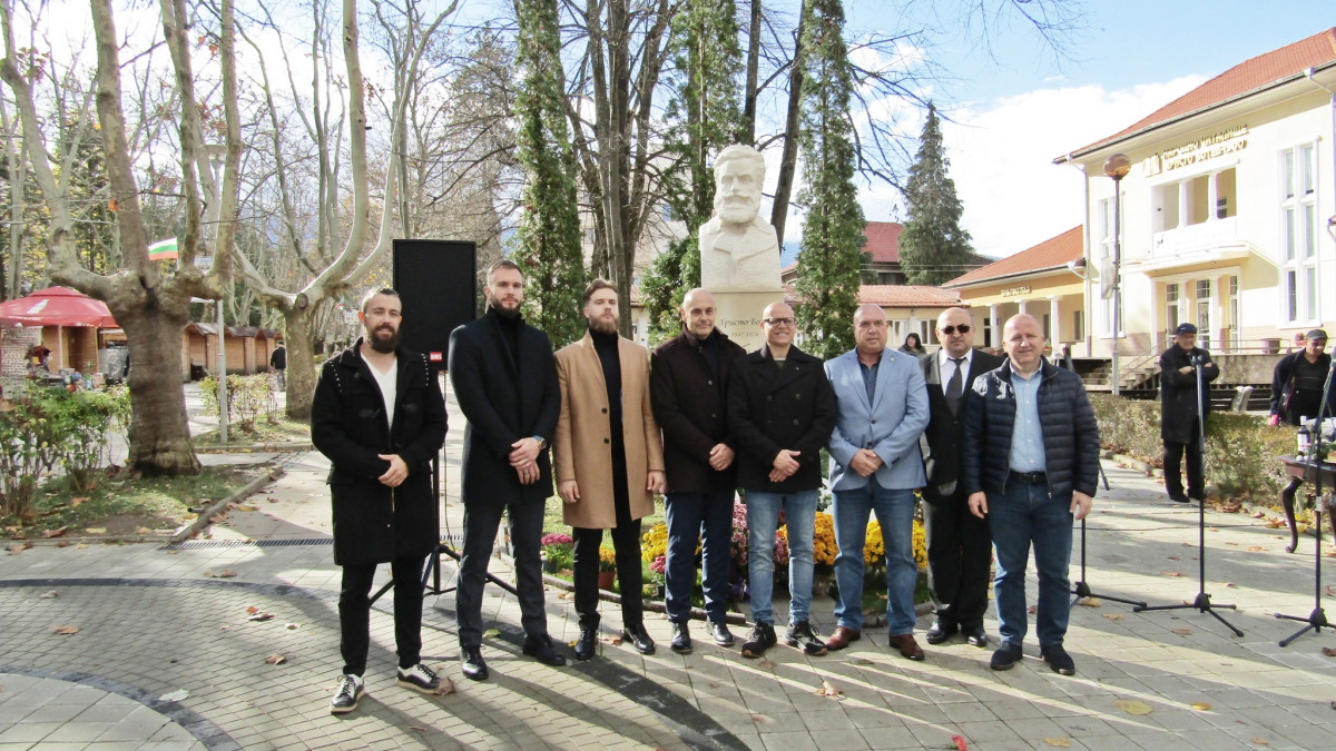 Откриха бюст-паметник на Христо Ботев във Вършец