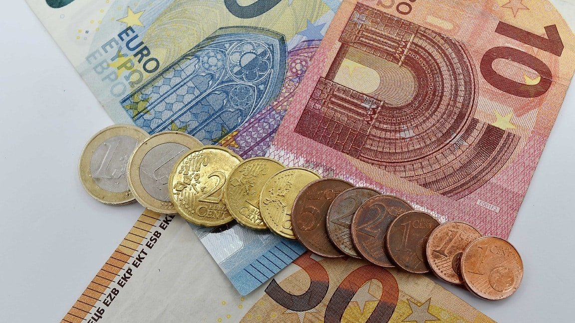 Потребители сигнализират за заблуди при цените в левове и евро