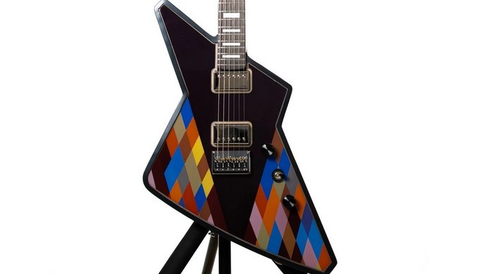 Създадоха електрическа китара, която променя цвета си благодарение на E Ink дисплей