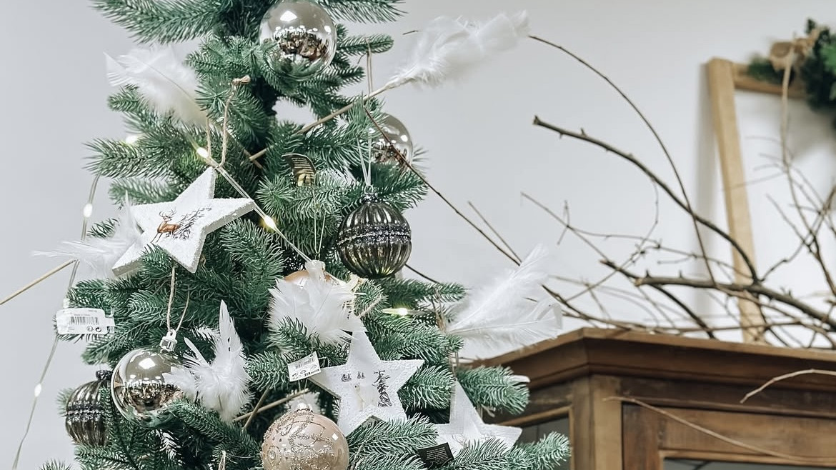 От черни в Сърбия до гигантски елхи в България: Коледните тенденции на 12 държави