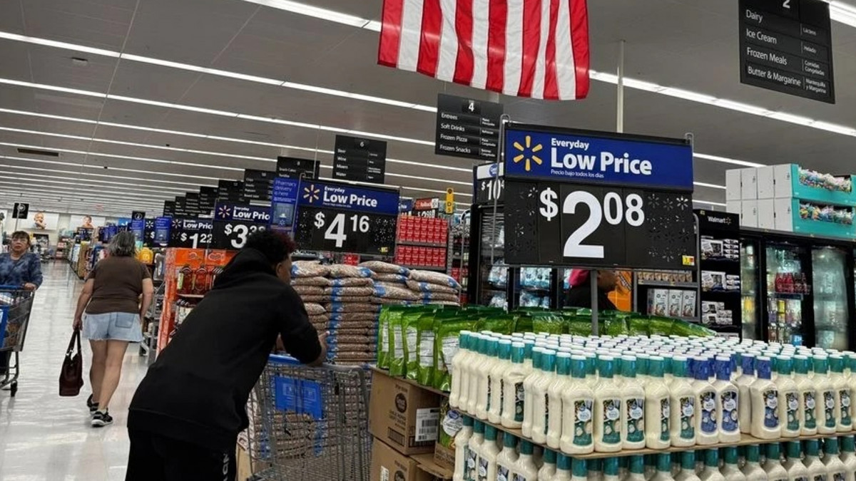 Американците плащат почти цялата цена на вносните мита, наложени от Тръмп