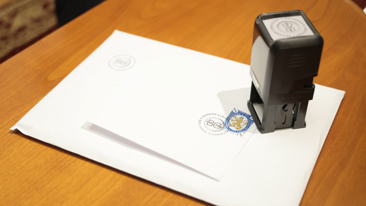 Първата българска пощенска марка за 2026 г. е посветена на еврото