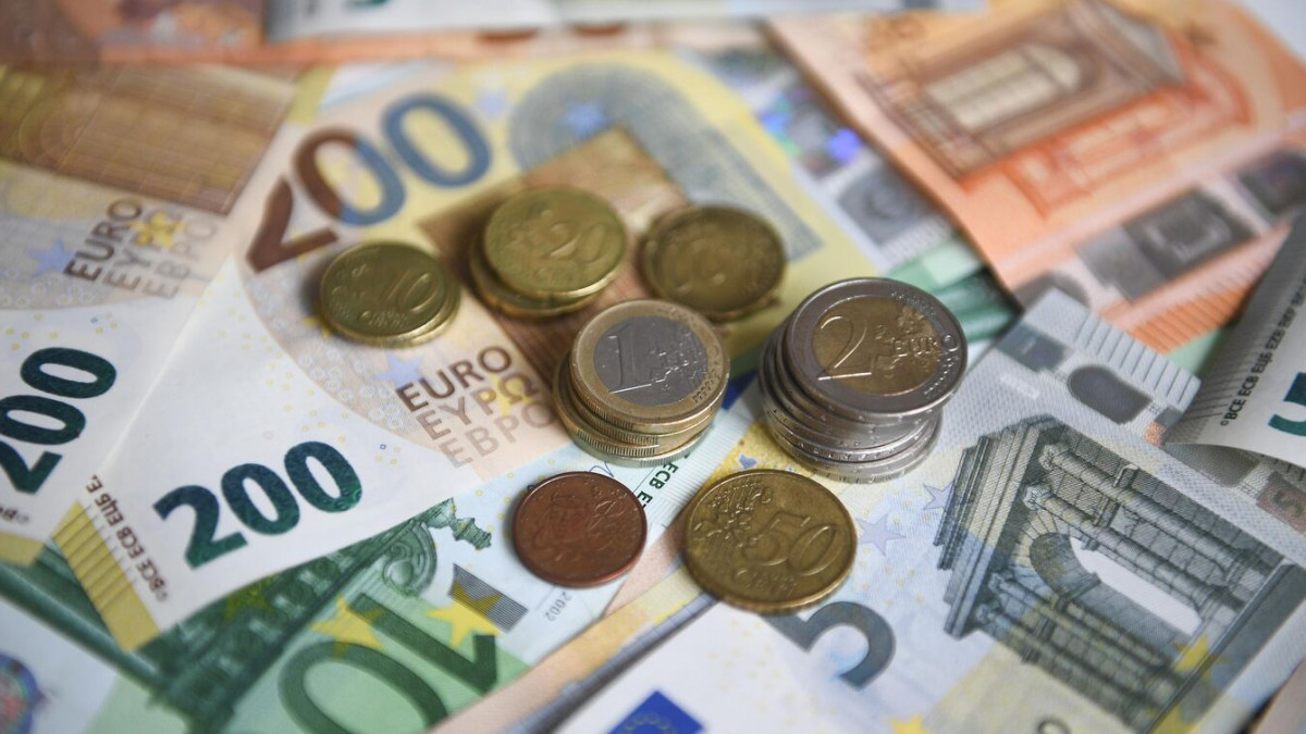 Еврото слабо поскъпва спрямо долара след публикуване на статистиката от Европа