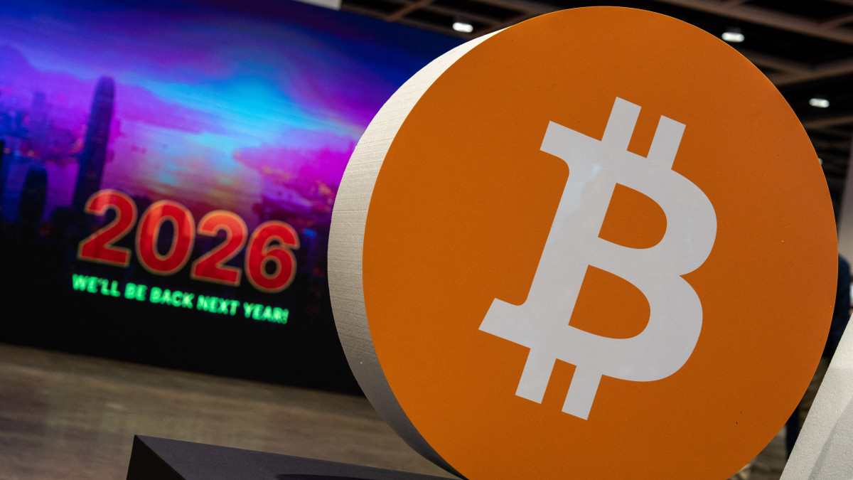 Биткойнът се срива по „познат модел”