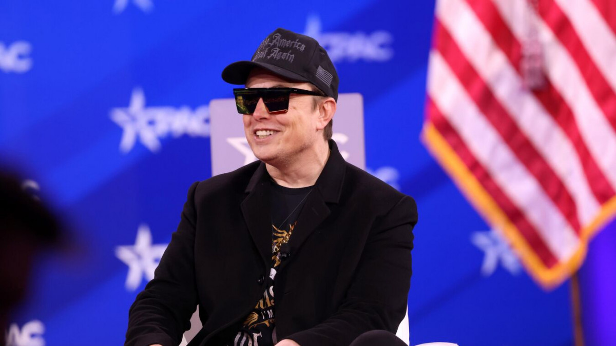 Илон Мъск обяви масово производство на електрическите камиони Tesla Semi