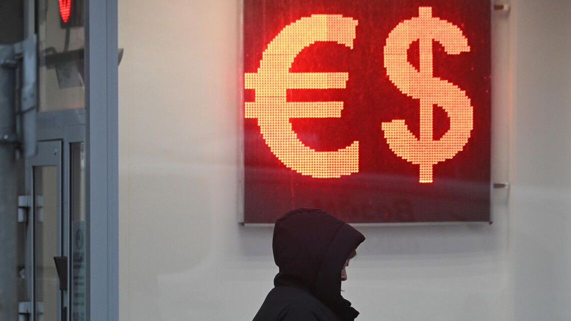 Еврото поевтинява спрямо долара след публикуването на данни от Великобритания и Германия