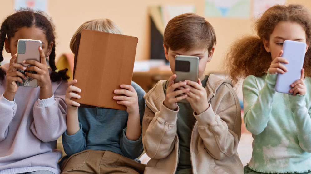 Испания ще забрани на деца и тийнейджъри да изпозват социални медии