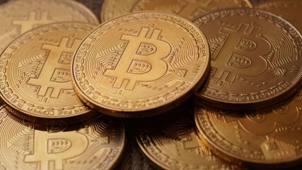 Стойността на биткойна спадна под 63 хиляди долара