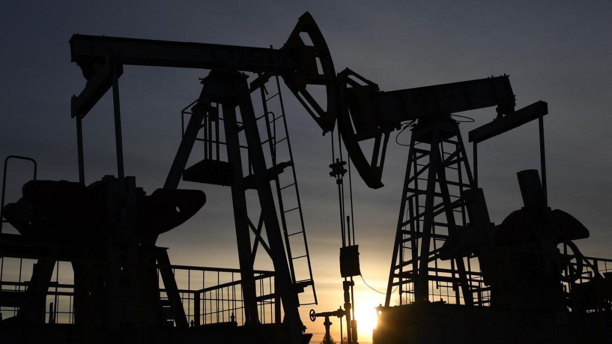 Цените на петрола леко се повишиха в очакване на геополитически новини