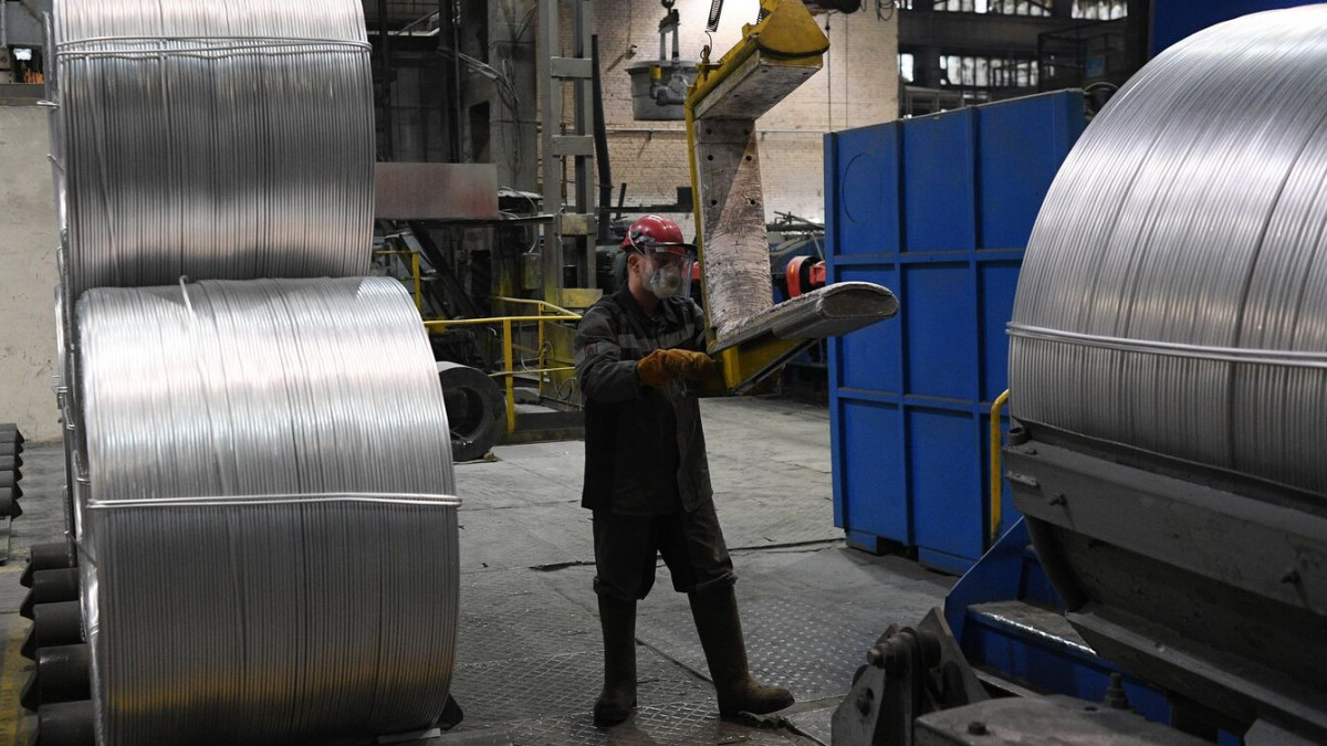 Цената на алуминия надхвърли 3 500 долара за тон