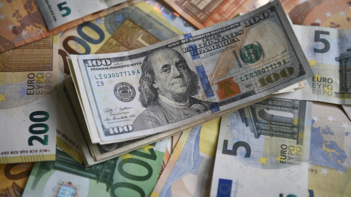 Курсът на еврото спрямо долара се понижи до най-ниското си равнище от седем месеца