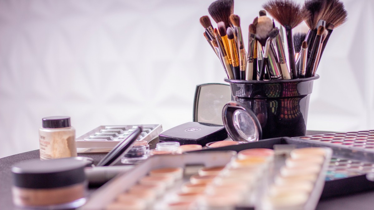 Над една трета от забранените опасни стоки са козметика