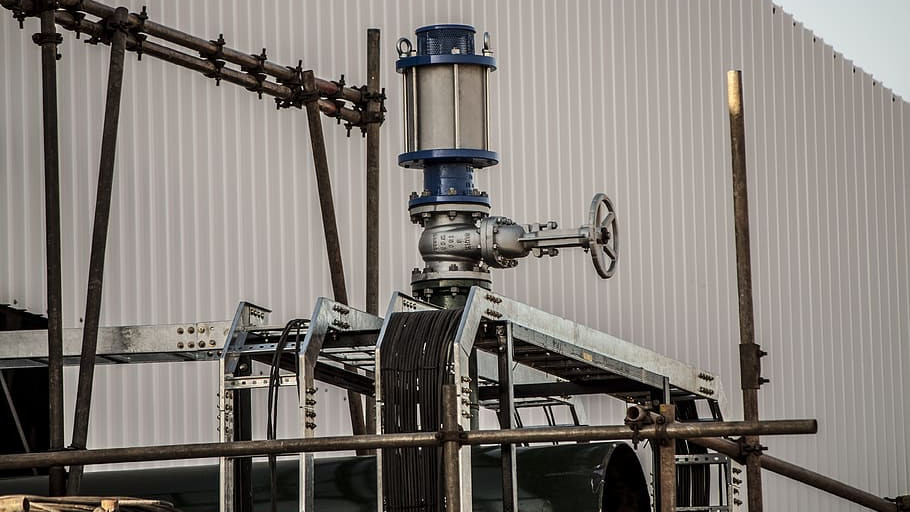 Борсовите цени на газа в Европа спадат с три процента