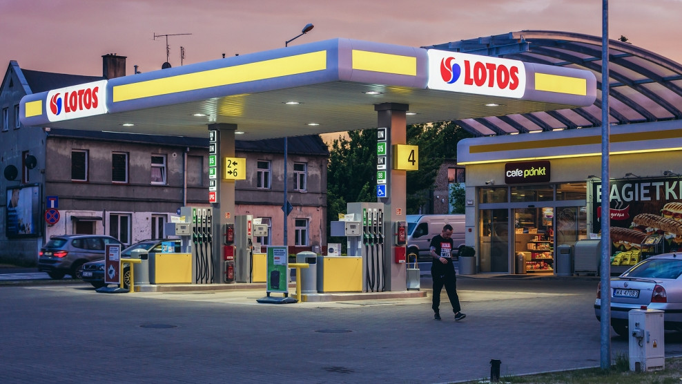 Колко плащаха европейците за бензин и дизел през март