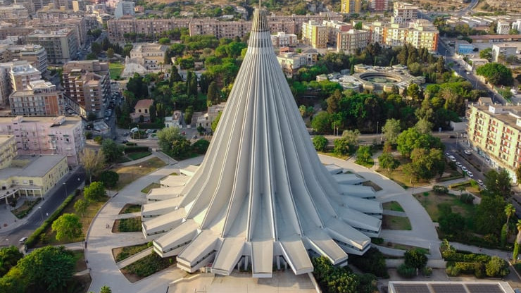 Светилището на Мадоната на сълзите: светинята на Сиракуза, родена от чудо