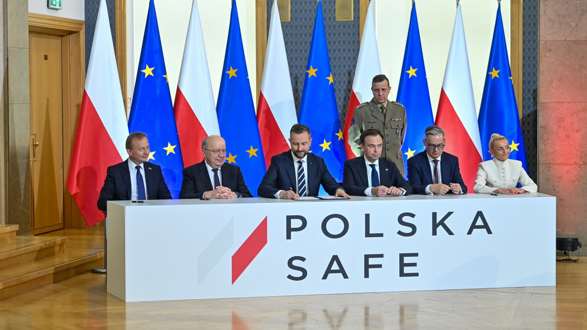 Полша първа подписа договор за заем по програмата SAFE на ЕС