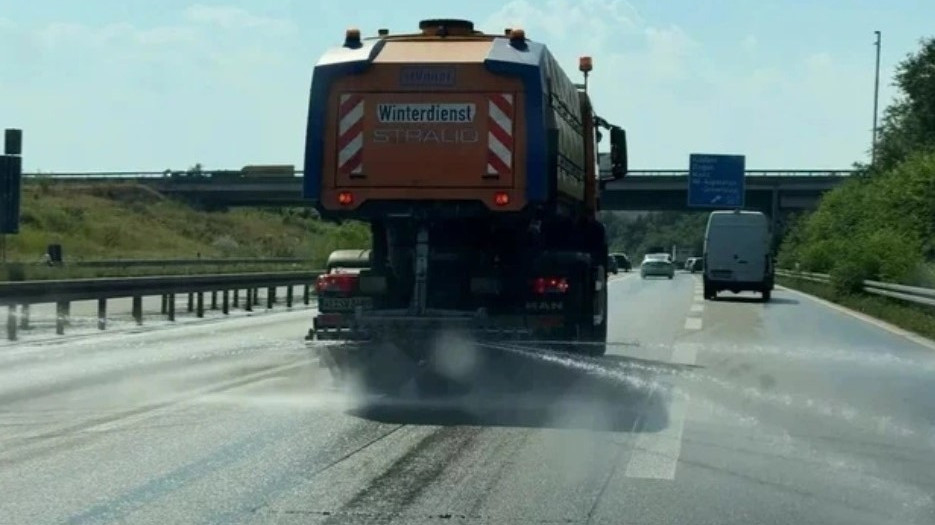 В Германия започнаха да охлаждат пътищата с вода заради екстремните горещини